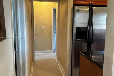 House in Miami, Florida 3 bedrooms, 89.19 sq.m. № 1705618 - photo 17