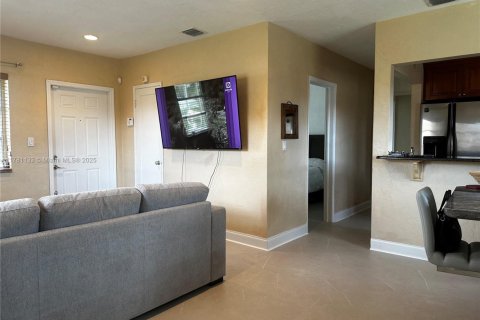 House in Miami, Florida 3 bedrooms, 89.19 sq.m. № 1705618 - photo 8