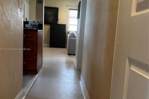 House in Miami, Florida 3 bedrooms, 89.19 sq.m. № 1705618 - photo 18