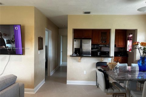 House in Miami, Florida 3 bedrooms, 89.19 sq.m. № 1705618 - photo 9