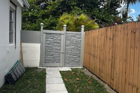 House in Miami, Florida 3 bedrooms, 89.19 sq.m. № 1705618 - photo 2