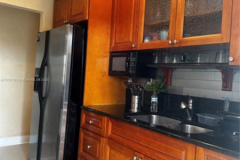 House in Miami, Florida 3 bedrooms, 89.19 sq.m. № 1705618 - photo 13