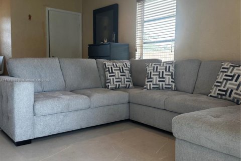 House in Miami, Florida 3 bedrooms, 89.19 sq.m. № 1705618 - photo 7