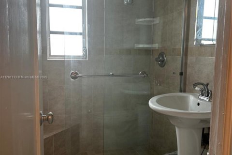 House in Miami, Florida 3 bedrooms, 89.19 sq.m. № 1705618 - photo 22