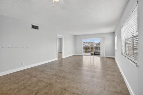 Condominio en venta en Oakland Park, Florida, 2 dormitorios, 84.73 m2 № 1970195 - foto 17