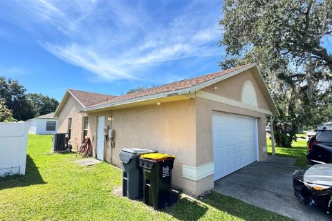 Villa ou maison à vendre à Poinciana, Floride: 3 chambres, 113.43 m2 № 2388581 - photo 3