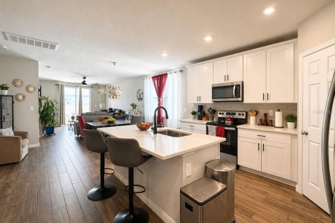 House in Winter Haven, Florida 4 bedrooms, 157.38 sq.m. № 2098956 - photo 8