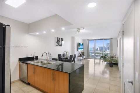 Condo in Miami, Florida, 1 bedroom  № 1466330 - photo 1
