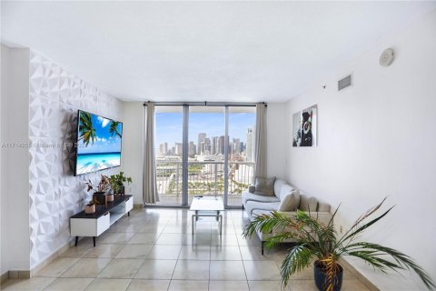 Condo in Miami, Florida, 1 bedroom  № 1466330 - photo 5