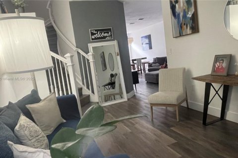 Townhouse in Doral, Florida 3 bedrooms, 172.24 sq.m. № 1891026 - photo 5