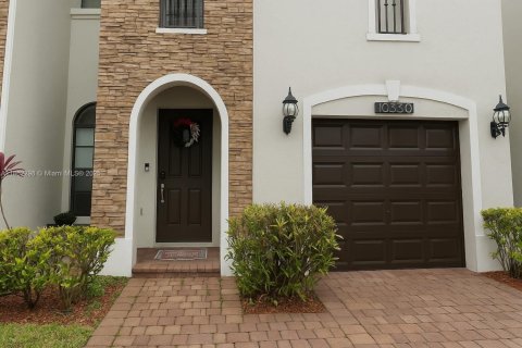Townhouse in Doral, Florida 3 bedrooms, 172.24 sq.m. № 1891026 - photo 2