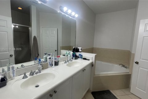 Townhouse in Doral, Florida 3 bedrooms, 172.24 sq.m. № 1891026 - photo 24