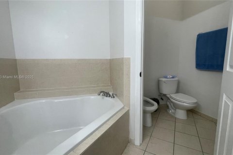 Townhouse in Doral, Florida 3 bedrooms, 172.24 sq.m. № 1891026 - photo 22