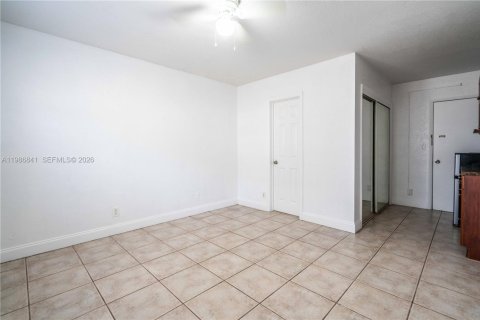 Снять в аренду квартиру в Форт-Лодердейл, Флорида 23.04м2, № 2048275 - фото 8