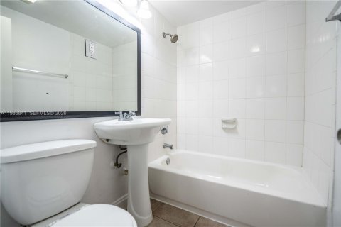 Снять в аренду квартиру в Форт-Лодердейл, Флорида 23.04м2, № 2048275 - фото 10