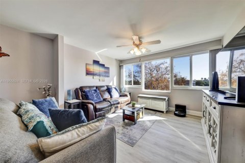 Купить кондоминиум в Тамарак, Флорида 2 спальни, 114.08м2, № 2009504 - фото 3