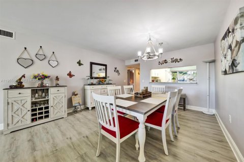 Купить кондоминиум в Тамарак, Флорида 2 спальни, 114.08м2, № 2009504 - фото 14