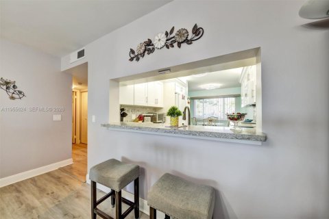 Купить кондоминиум в Тамарак, Флорида 2 спальни, 114.08м2, № 2009504 - фото 15