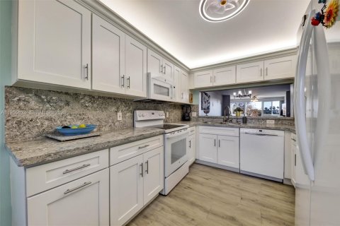 Купить кондоминиум в Тамарак, Флорида 2 спальни, 114.08м2, № 2009504 - фото 10