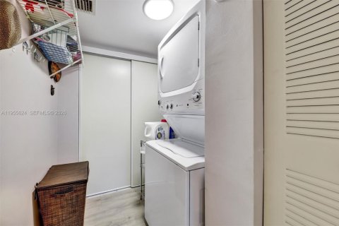 Купить кондоминиум в Тамарак, Флорида 2 спальни, 114.08м2, № 2009504 - фото 17