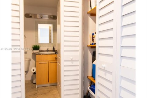 Condominio en alquiler en Miami, Florida, 1 dormitorio, 65.87 m2 № 1992828 - foto 11