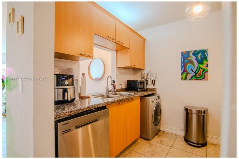 Condominio en alquiler en Miami, Florida, 1 dormitorio, 65.87 m2 № 1992828 - foto 6
