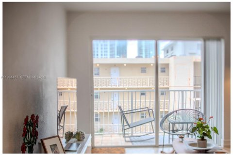 Condominio en alquiler en Miami, Florida, 1 dormitorio, 65.87 m2 № 1992828 - foto 4