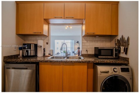 Condominio en alquiler en Miami, Florida, 1 dormitorio, 65.87 m2 № 1992828 - foto 5