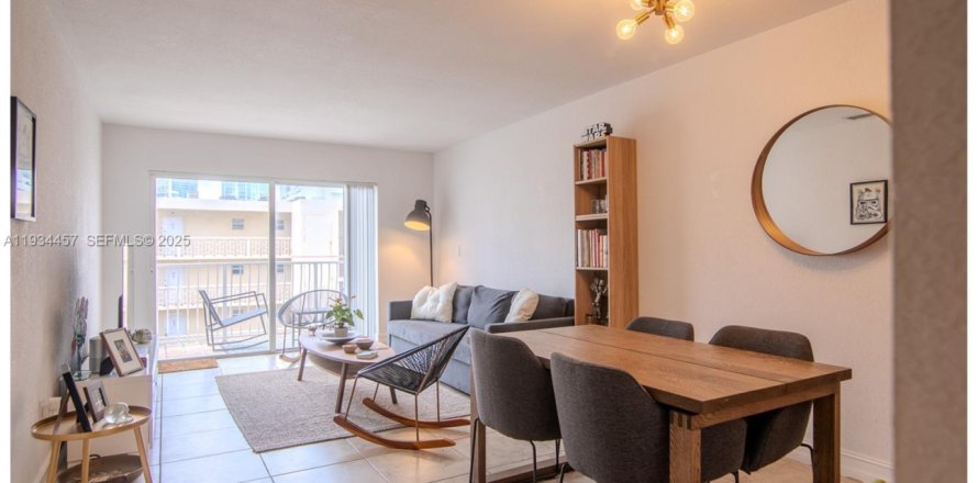Condominio en Miami, Florida, 1 dormitorio  № 1992828