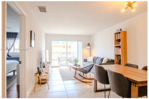 Condominio en alquiler en Miami, Florida, 1 dormitorio, 65.87 m2 № 1992828 - foto 2