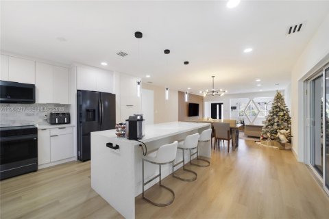 House in North Miami, Florida 3 bedrooms, 178.93 sq.m. № 2022077 - photo 21