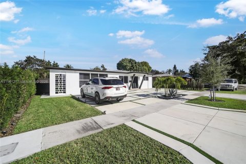 House in North Miami, Florida 3 bedrooms, 178.93 sq.m. № 2022077 - photo 9