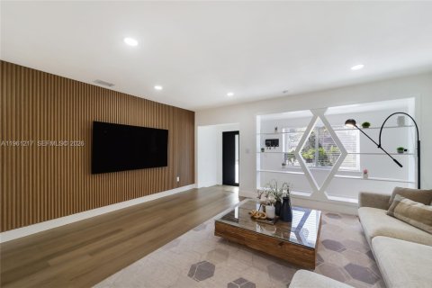 House in North Miami, Florida 3 bedrooms, 178.93 sq.m. № 2022077 - photo 15