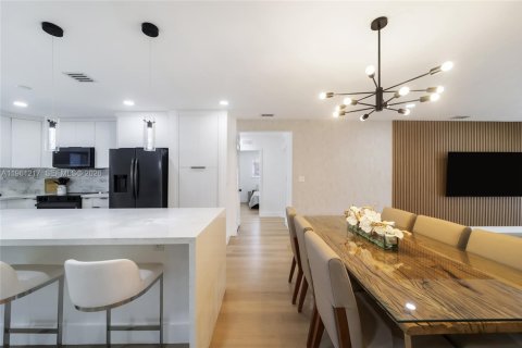 House in North Miami, Florida 3 bedrooms, 178.93 sq.m. № 2022077 - photo 18