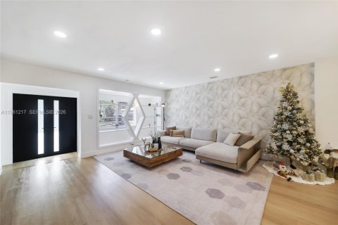 House in North Miami, Florida 3 bedrooms, 178.93 sq.m. № 2022077 - photo 12