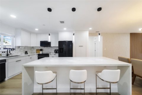 House in North Miami, Florida 3 bedrooms, 178.93 sq.m. № 2022077 - photo 25
