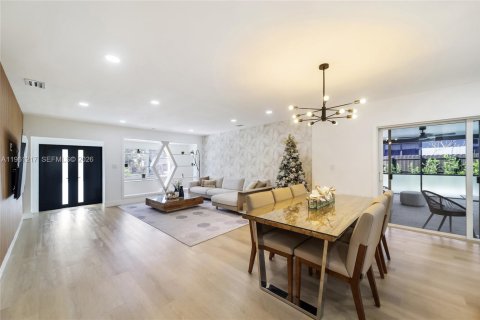 House in North Miami, Florida 3 bedrooms, 178.93 sq.m. № 2022077 - photo 16