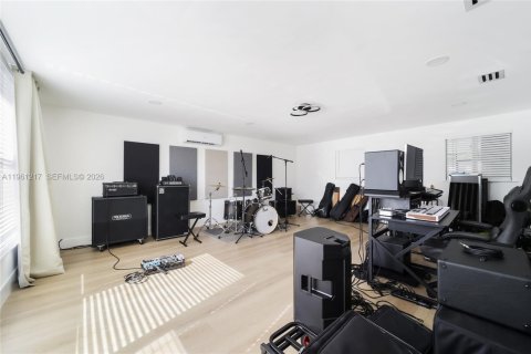 House in North Miami, Florida 3 bedrooms, 178.93 sq.m. № 2022077 - photo 28