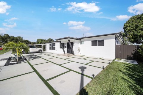 House in North Miami, Florida 3 bedrooms, 178.93 sq.m. № 2022077 - photo 8