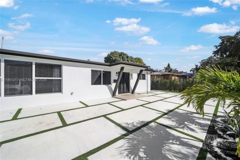 House in North Miami, Florida 3 bedrooms, 178.93 sq.m. № 2022077 - photo 4
