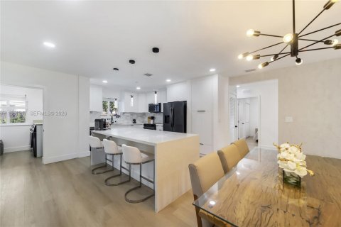 House in North Miami, Florida 3 bedrooms, 178.93 sq.m. № 2022077 - photo 17