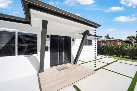 House in North Miami, Florida 3 bedrooms, 178.93 sq.m. № 2022077 - photo 1