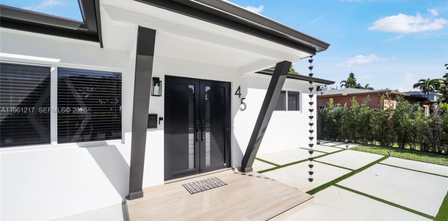 House in North Miami, Florida 3 bedrooms, 178.93 sq.m. № 2022077