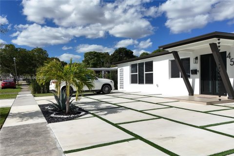 House in North Miami, Florida 3 bedrooms, 178.93 sq.m. № 2022077 - photo 5