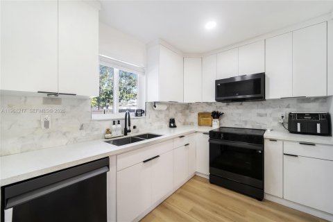 House in North Miami, Florida 3 bedrooms, 178.93 sq.m. № 2022077 - photo 24