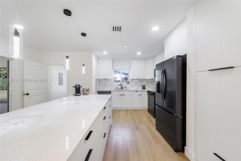 House in North Miami, Florida 3 bedrooms, 178.93 sq.m. № 2022077 - photo 23