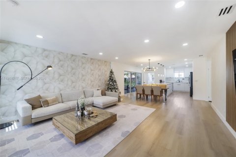 House in North Miami, Florida 3 bedrooms, 178.93 sq.m. № 2022077 - photo 13