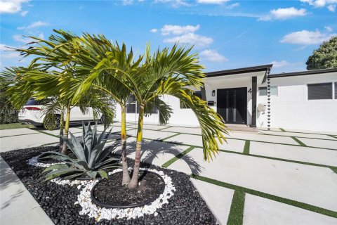 House in North Miami, Florida 3 bedrooms, 178.93 sq.m. № 2022077 - photo 3