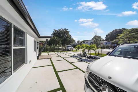 House in North Miami, Florida 3 bedrooms, 178.93 sq.m. № 2022077 - photo 7