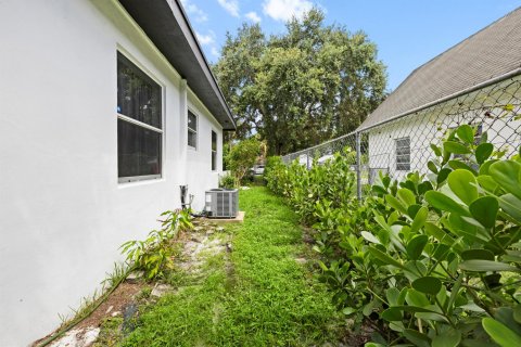Villa ou maison à louer à Miami, Floride: 4 chambres, 113.34 m2 № 2389520 - photo 3